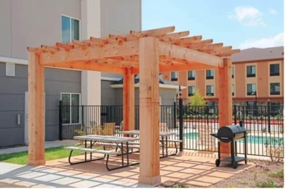 Days Inn & Suites By Wyndham Mineral Wells Exterior photo