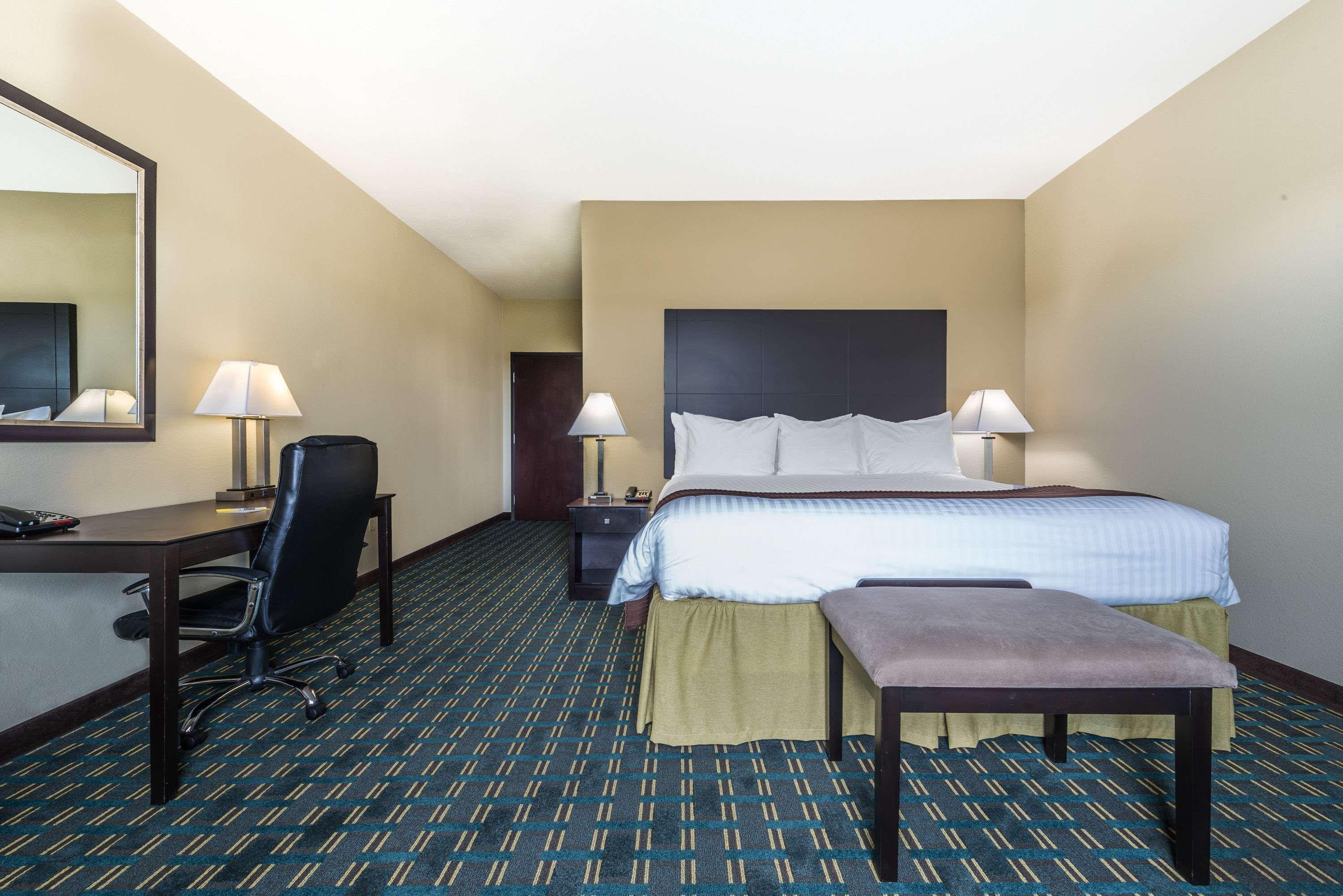 Days Inn & Suites By Wyndham Mineral Wells Exterior photo