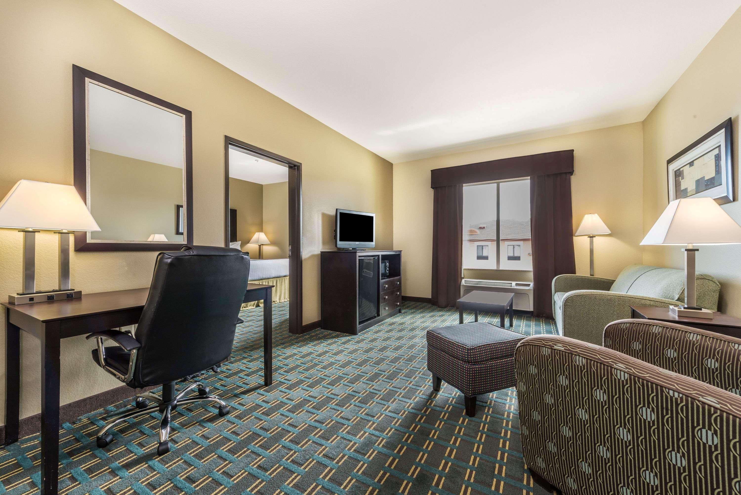 Days Inn & Suites By Wyndham Mineral Wells Exterior photo