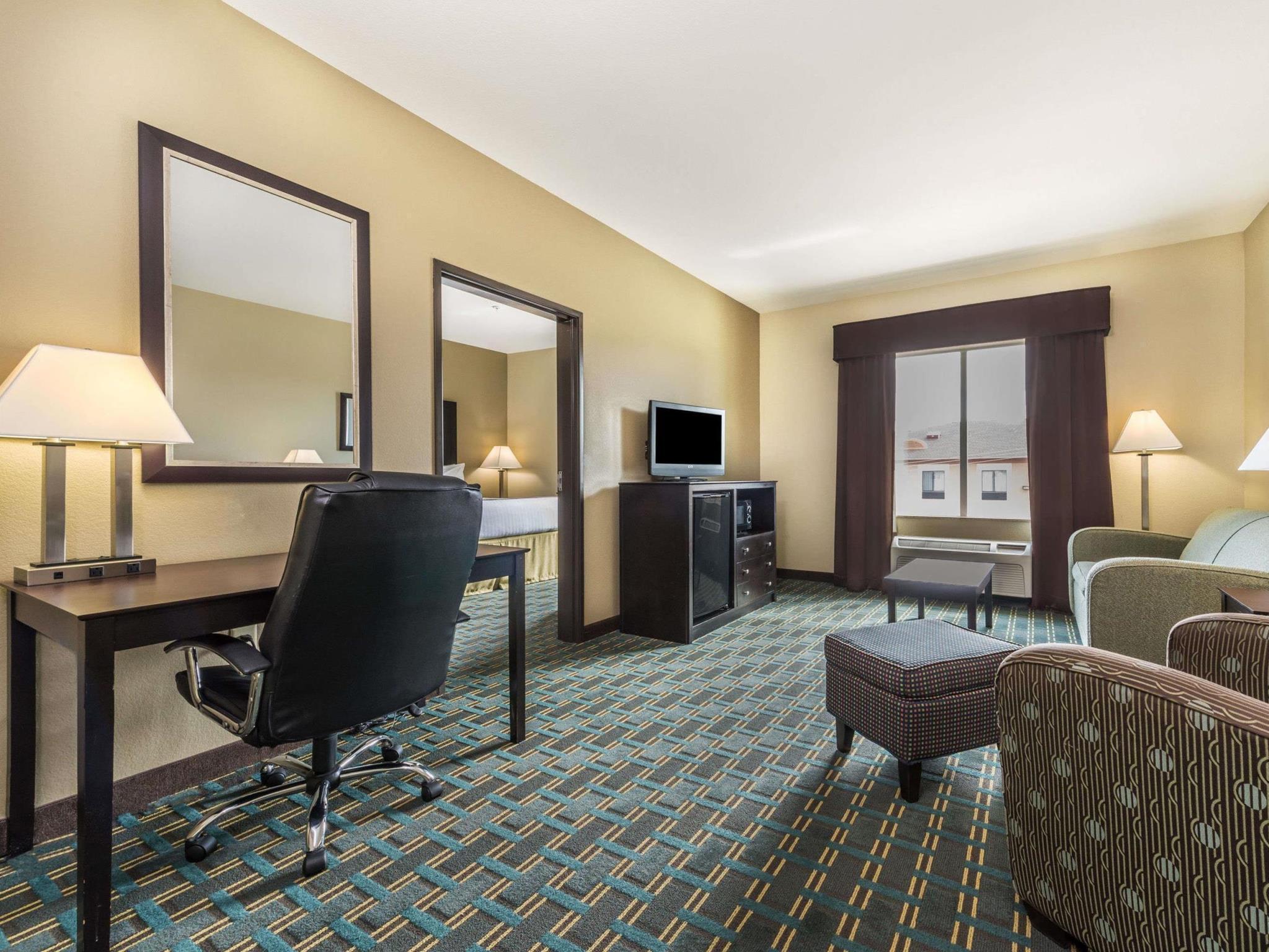 Days Inn & Suites By Wyndham Mineral Wells Exterior photo