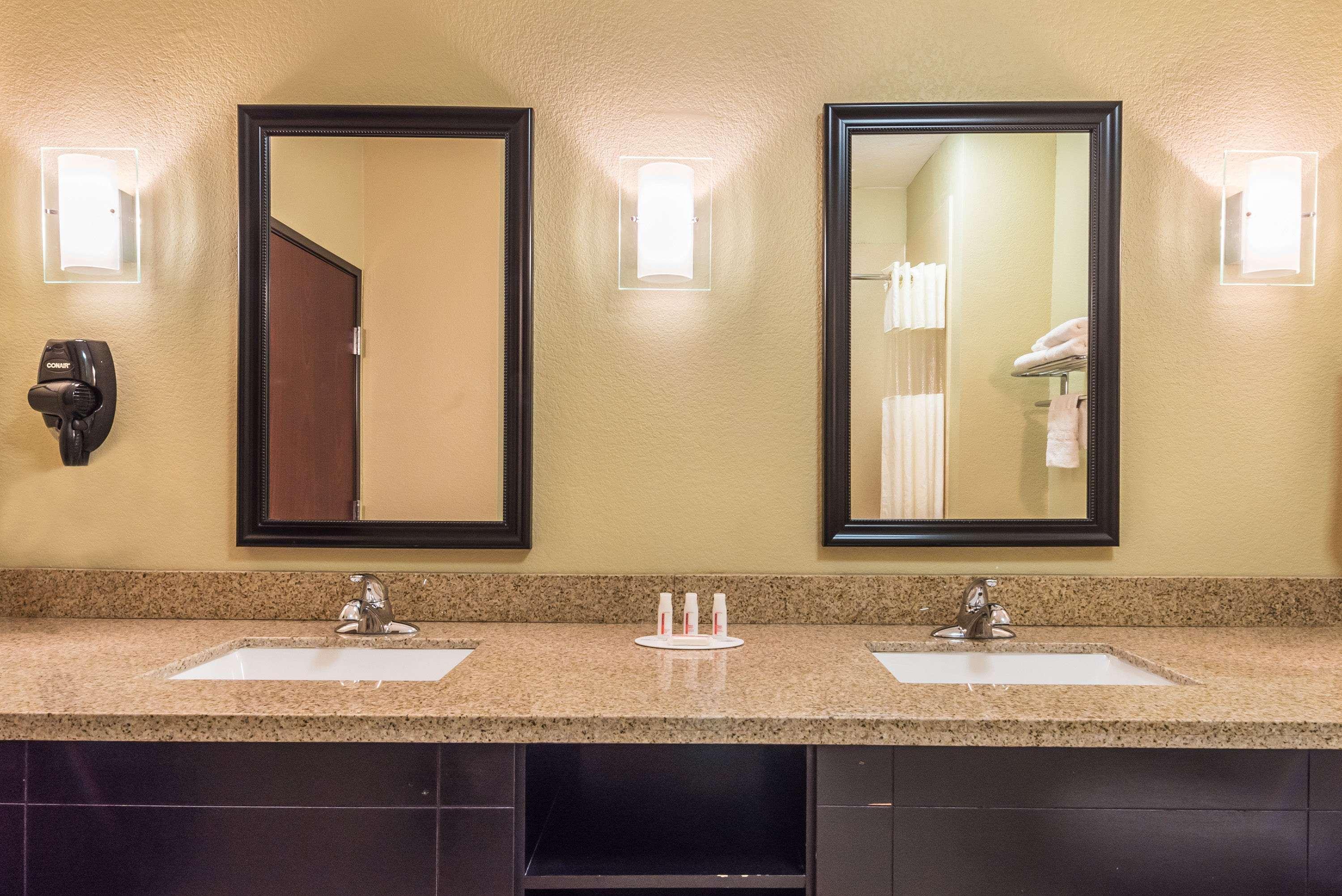 Days Inn & Suites By Wyndham Mineral Wells Exterior photo