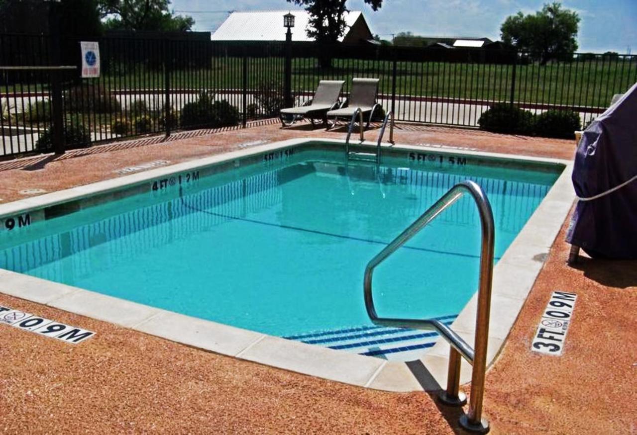 Days Inn & Suites By Wyndham Mineral Wells Exterior photo